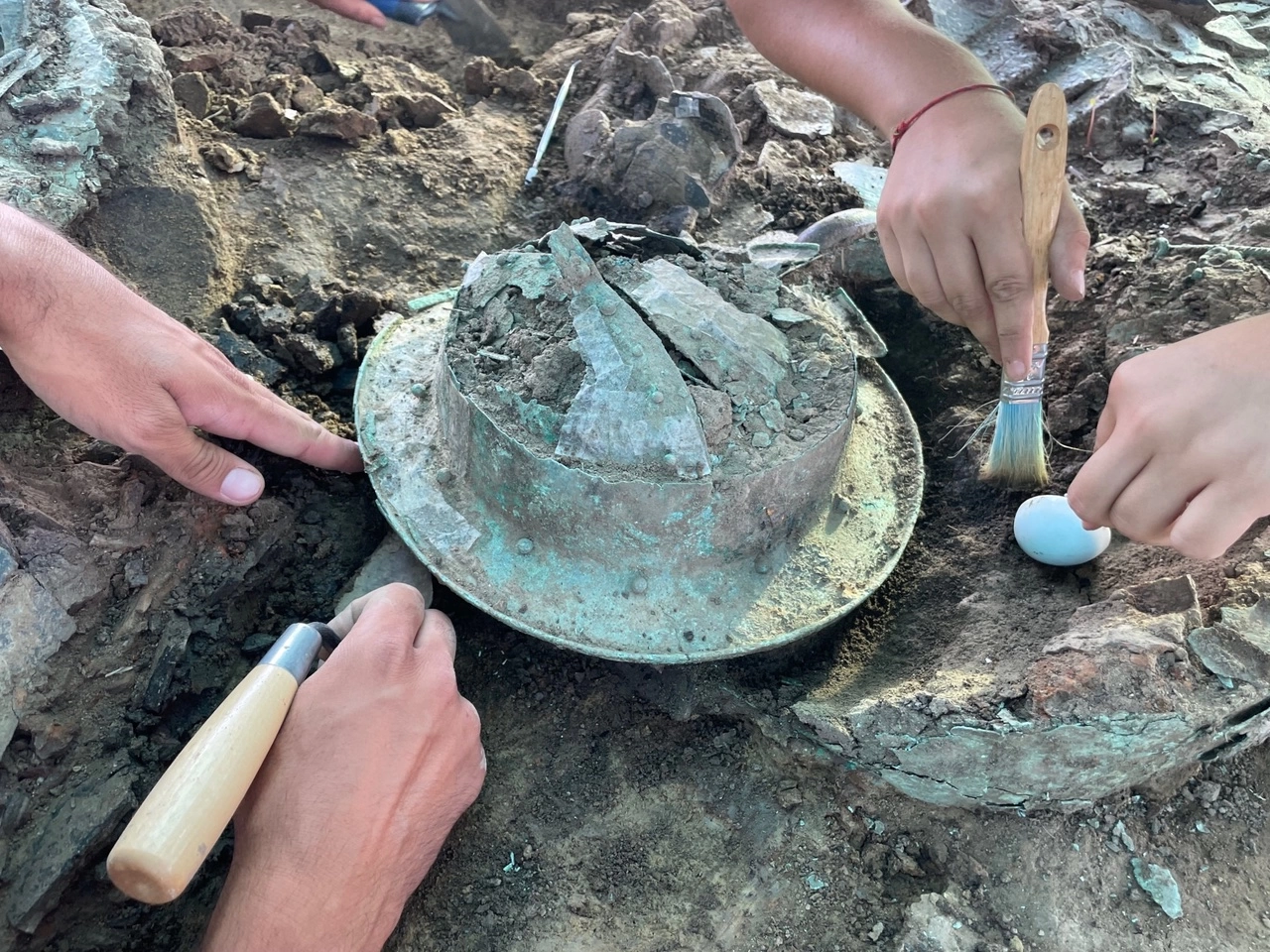 Un casco encontrado en la tumba