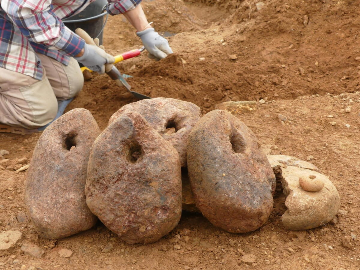 Los artefactos descubiertos en el yacimiento revelan una pequeña variedad de objetos de uso doméstico, artesanal y agrícola. En un taller excavado que data de la Segunda Edad del Hierro se encontraron cinco pesas de piedra y un huso utilizado para tejer.