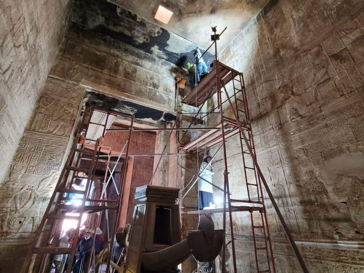 Restauradores trabajando en el interior del templo de Edfu