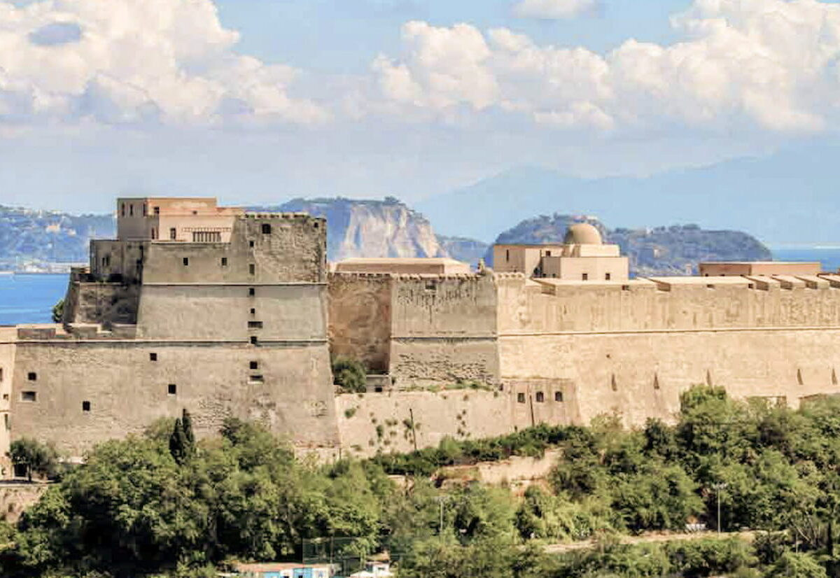 El castillo aragonés de Baia, en cuyo interior están los restos de la villa de Julio César