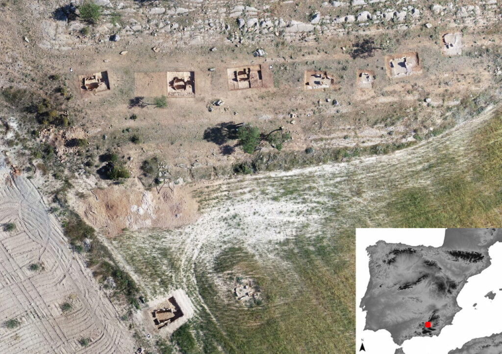 Ortofotografía con la ubicación de las 9 tumbas excavadas en el cementerio de Panoría