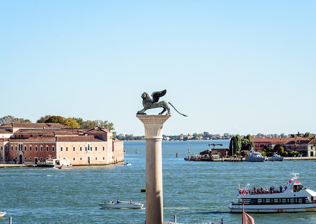 El león sobre su columna en la plaza de San Marcos de Venecia