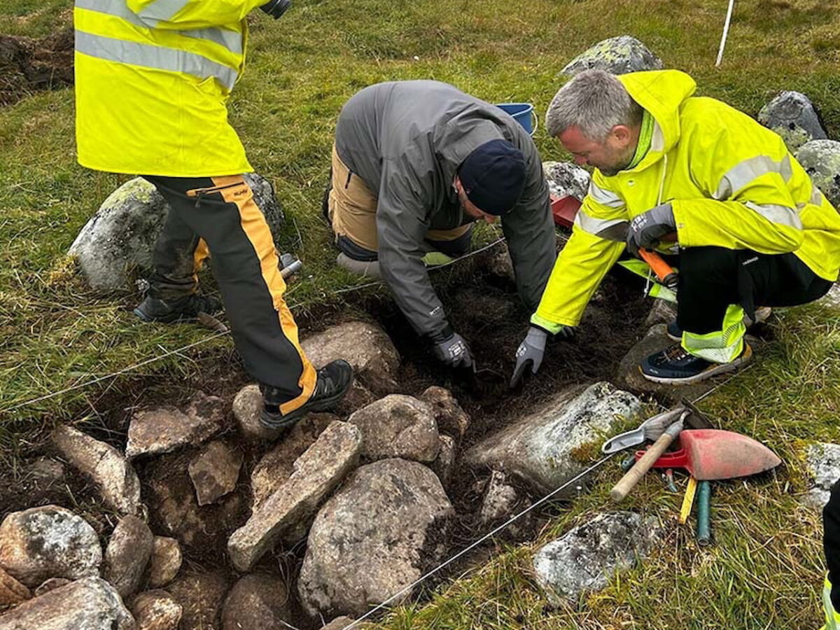 Los arqueólogos examinan los restos del refugio vikingo