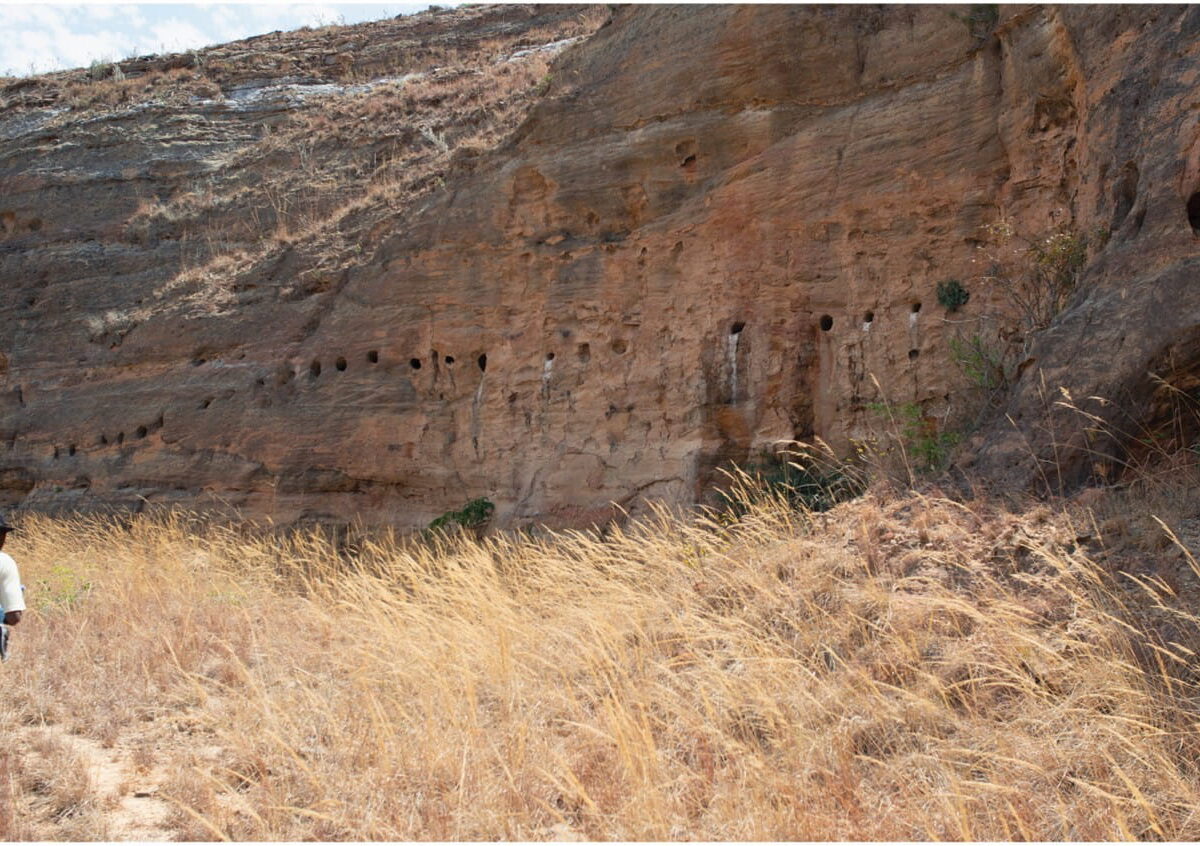 Una serie de 35 nichos circulares excavados en la roca en Teniky, Madagascar