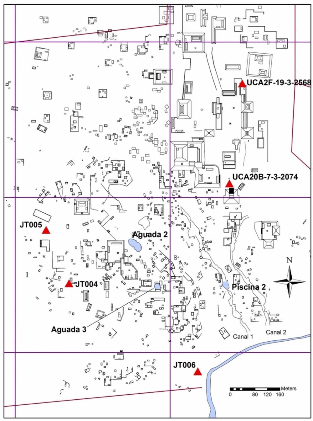 Mapa de parte de la ciudad de Ucanal que muestra las ubicaciones de Aguadas 2,3 y Piscina 2, y la ubicación de las muestras de prueba de fondo recogidas alrededor del núcleo de la ciudad.