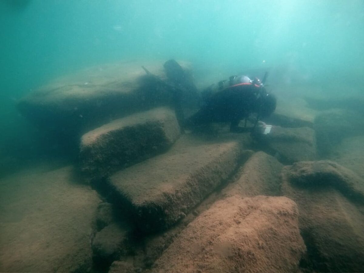 Restos de naufragios, un ara funeraria romana y estructuras monumentales sumergidas, encontradas en la laguna de Grado en Italia