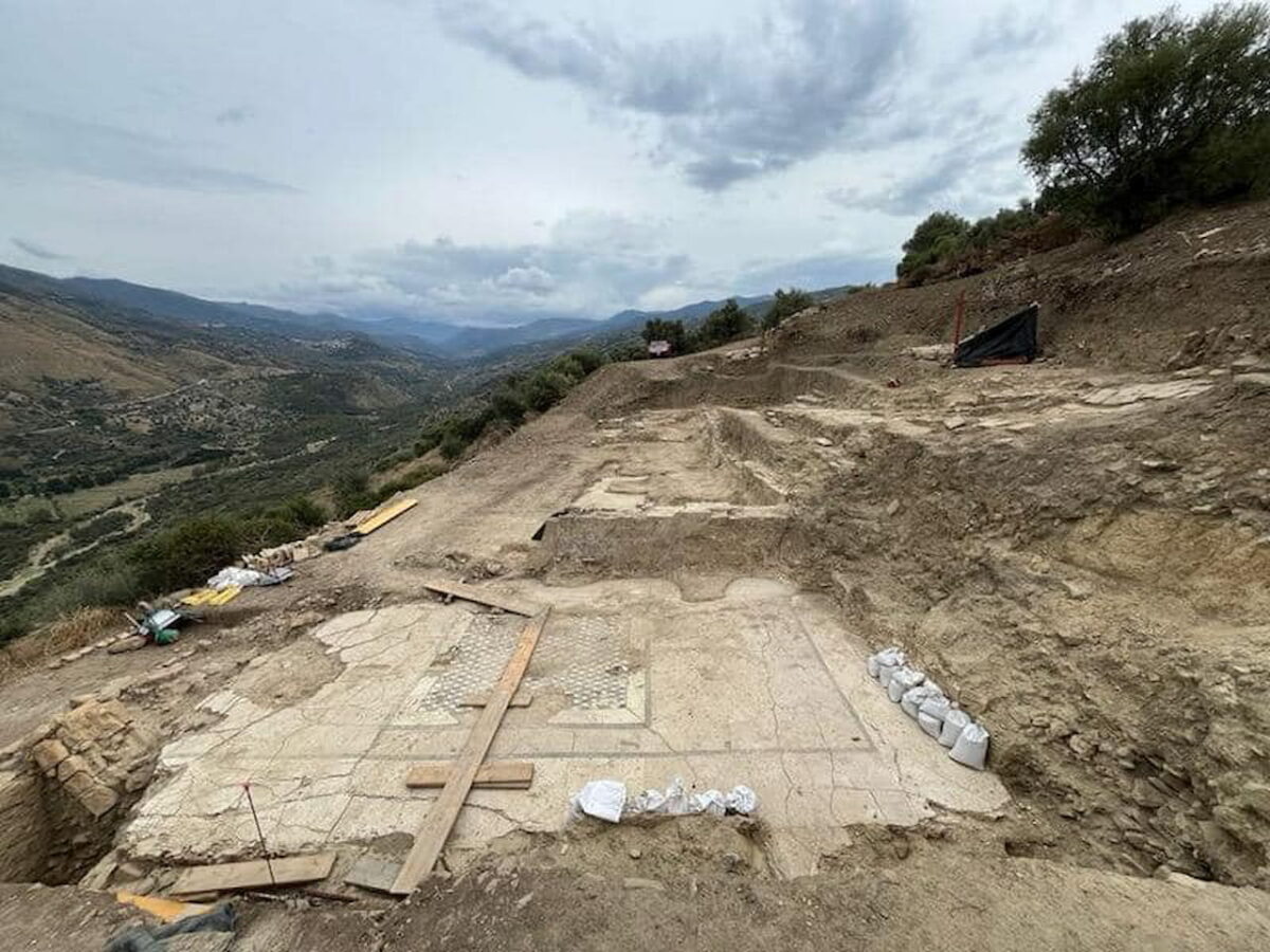 Vista del complejo termal y otras estructuras descubiertas en la antigua Halaesa en Sicilia