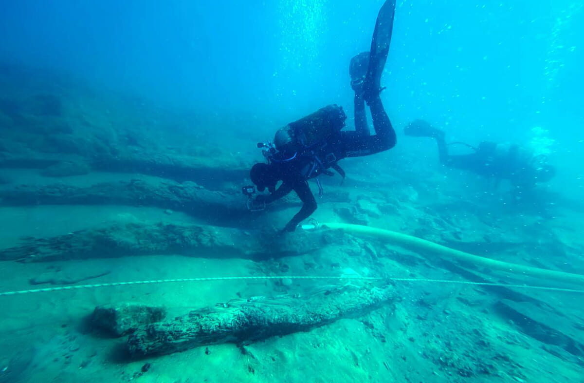 Arqueólogos comienzan la extracción de la madera del barco Gela II del fondo marino