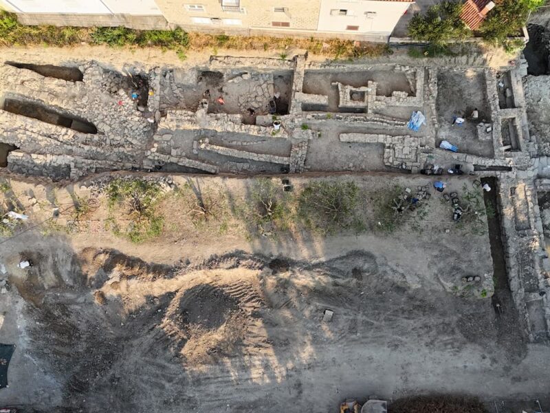 La muralla de la antigua ciudad griega de Epetion y estructuras de la Edad del Bronce descubiertas en el centro urbano de Stobreč en Croacia