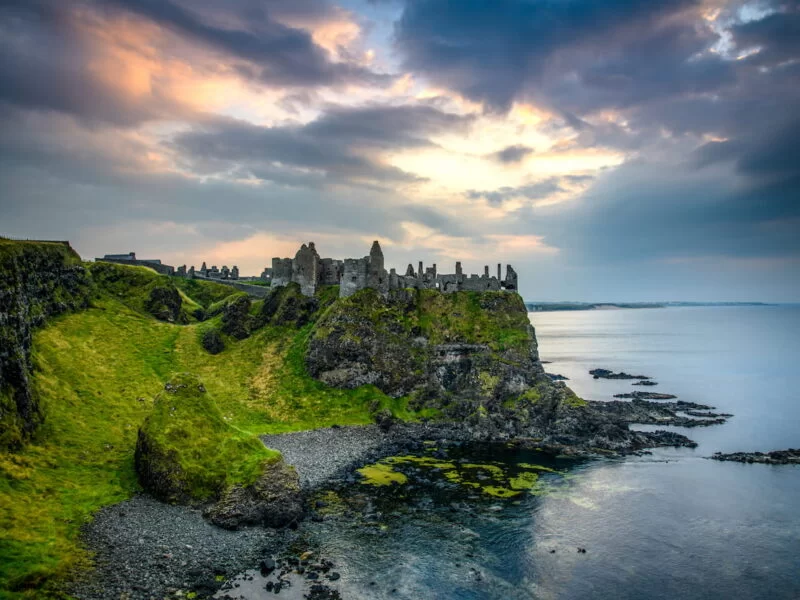 Dunluce, el espectacular castillo irlandés totalmente rodeado de acantilados