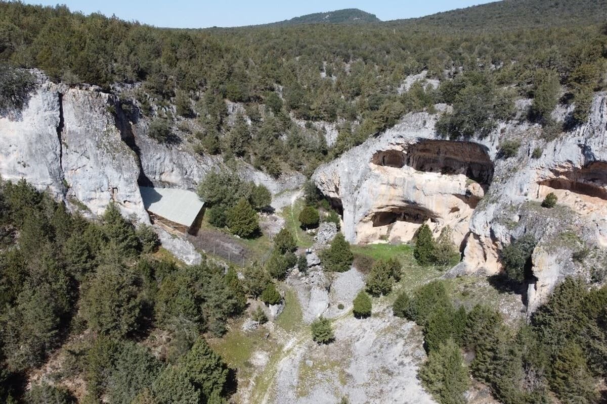 Vista aérea de Cueva Millán, con el tejadillo que protege el yacimiento.