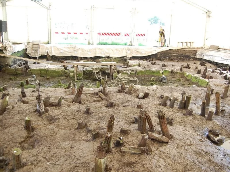 Lucone di Polpenazze, el asentamiento palafítico de la Edad del Bronce que se conservó porque un incendio hizo que se derrumbara sobre el lago