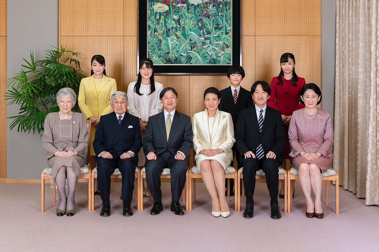 La actual Familia Imperial: el emperador Naruhito acompañado de la emperatriz Masako; a la izq. sus padres (el emérito Akihito y su esposa Michiko; a la dcha. su hermano y heredero Fumihito, y la esposa de éste, Kiko; detrás, los hijos de ambos matrimonios.