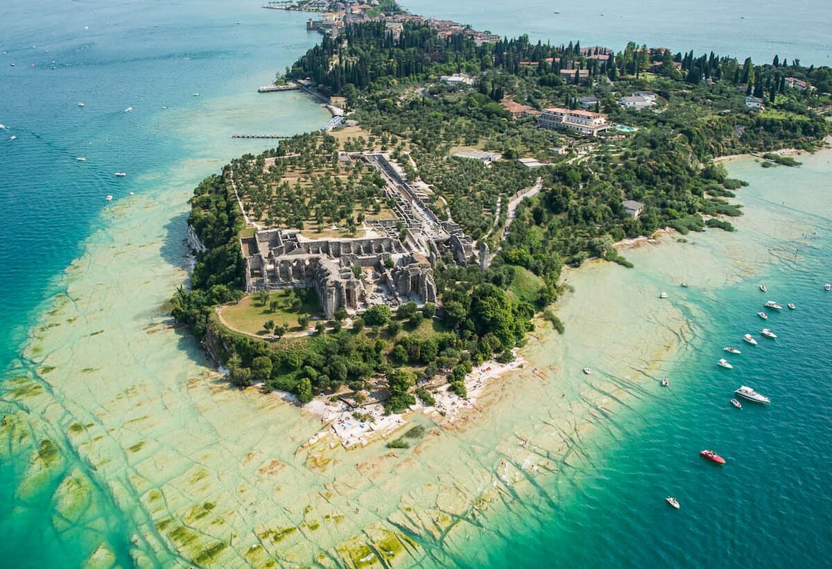 Vista aérea de la villa romana Grotte di Catullo, en el extremo de la ciudad de Sirmione