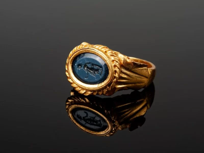 Un espectacular anillo de oro romano del siglo II d.C. con una gema tallada de Venus Victrix y monedas carolingias, encontrados en la Bretaña francesa