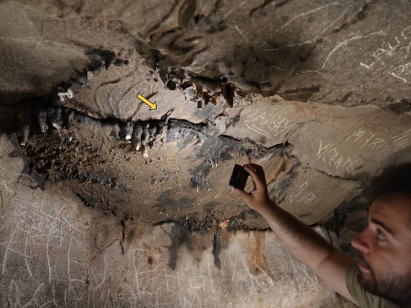 They discover a Roman sanctuary with inscriptions in a deep room of the prehistoric Cova de les gifts in Valencia