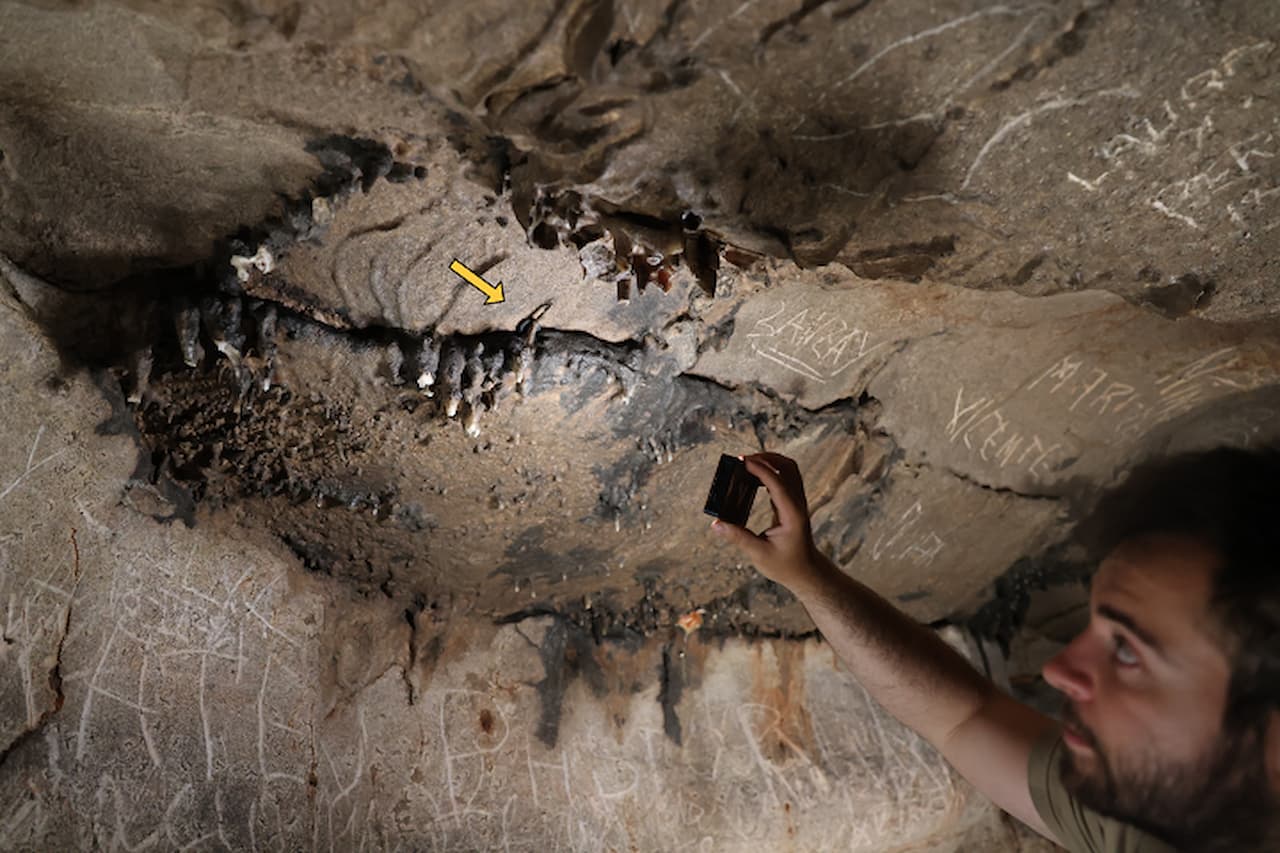 Descubren un santuario romano con inscripciones en una sala profunda de la prehistórica Cova de les Dones en Valencia