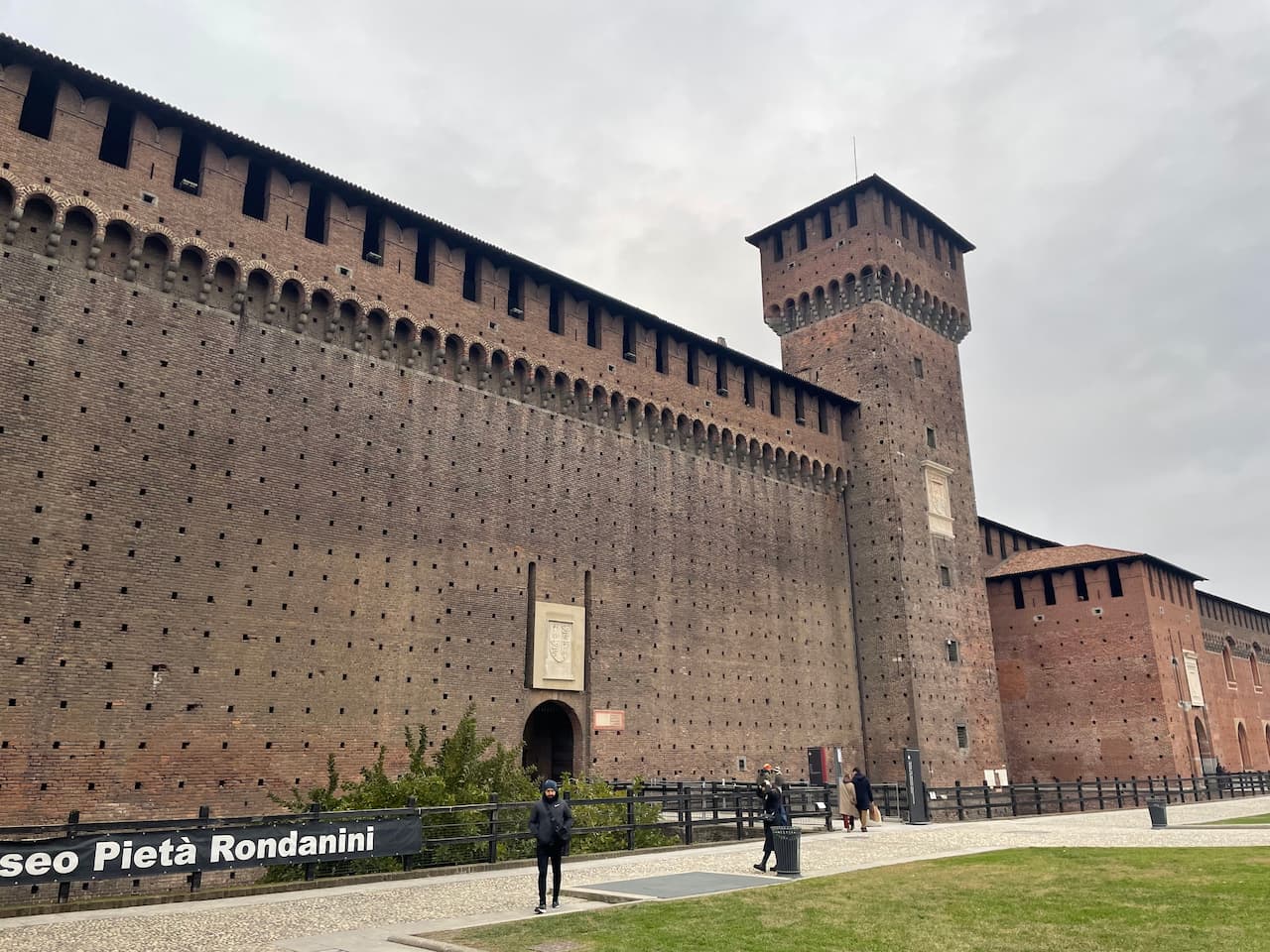 Encuentran pasadizos subterráneos secretos descritos en bocetos de Leonardo da Vinci bajo el Castillo Sforzesco de Milán