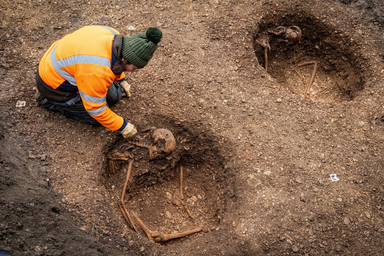 Sentados en el fondo de fosas circulares: una serie de enterramientos atípicos de la Edad del Hierro descubiertos en Dijon