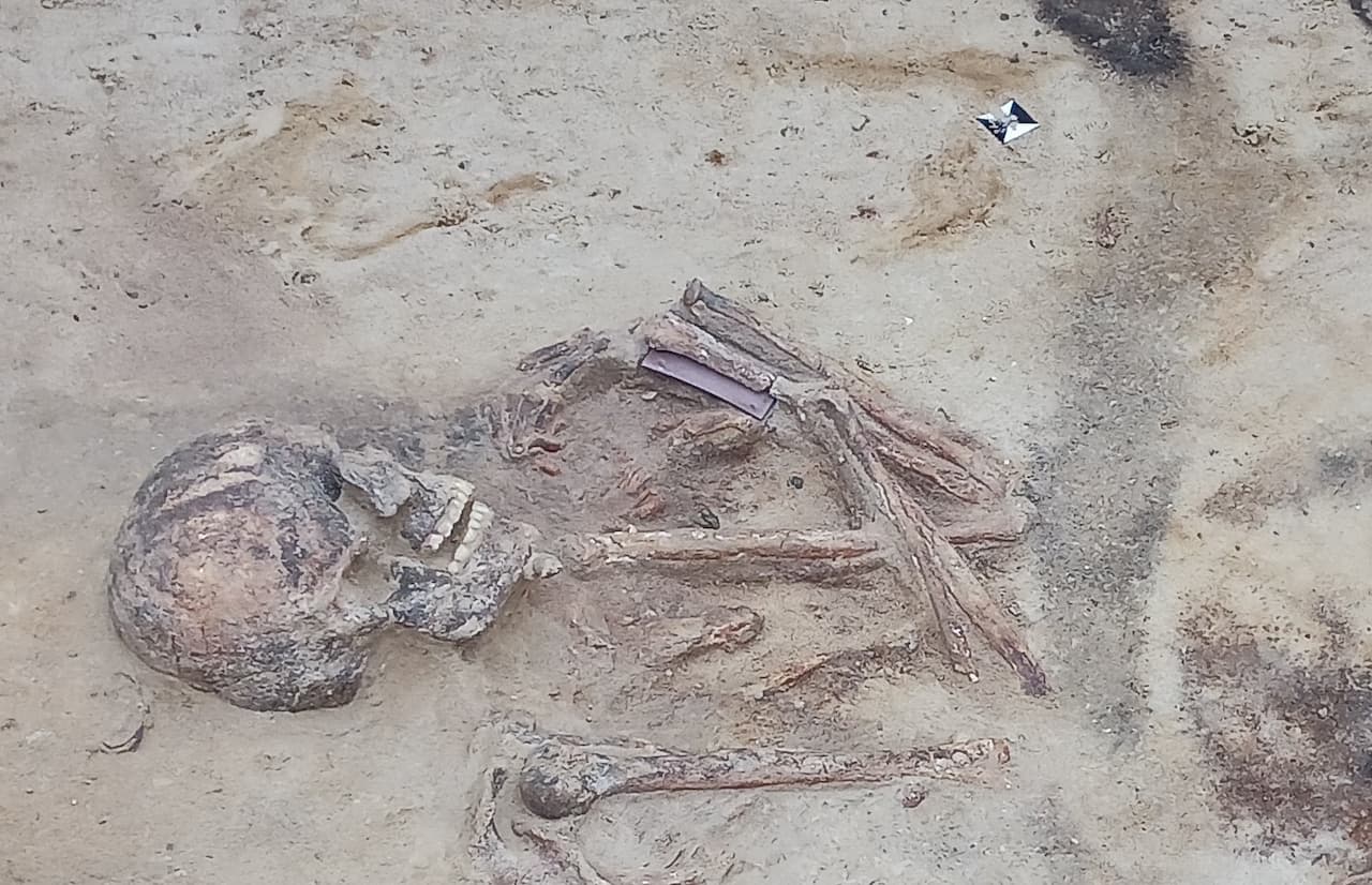 Los restos de un guerrero de la Edad del Cobre encontrado en Alemania aun llevan en el antebrazo un protector para la cuerda del arco