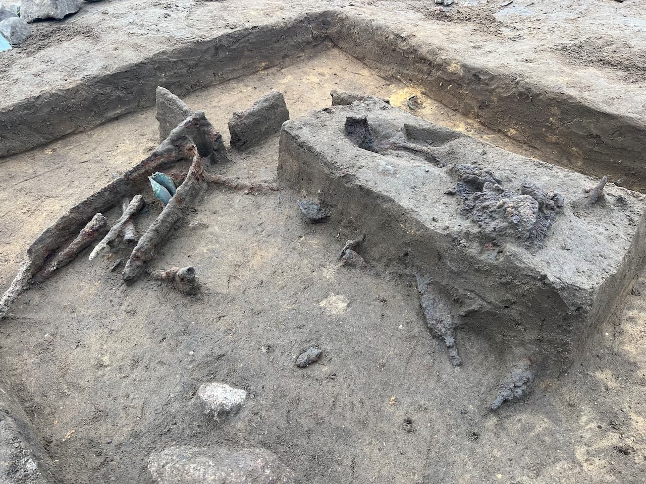 Un impresionante arsenal de armas, una cota de malla y un casco romano, encontrados en Dinamarca