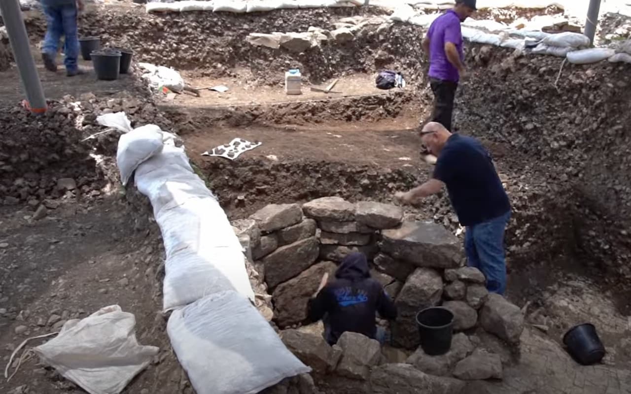 La tumba de una chamana neolítica de hace 10000 años que tenía seis dedos en su mano izquierda, encontrada en las colinas de Jerusalén