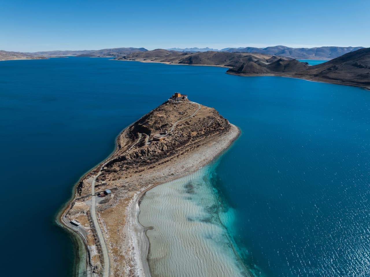 Los lagos del mundo están cambiando de color, una señal alarmante de alteración de la calidad del agua y los ecosistemas