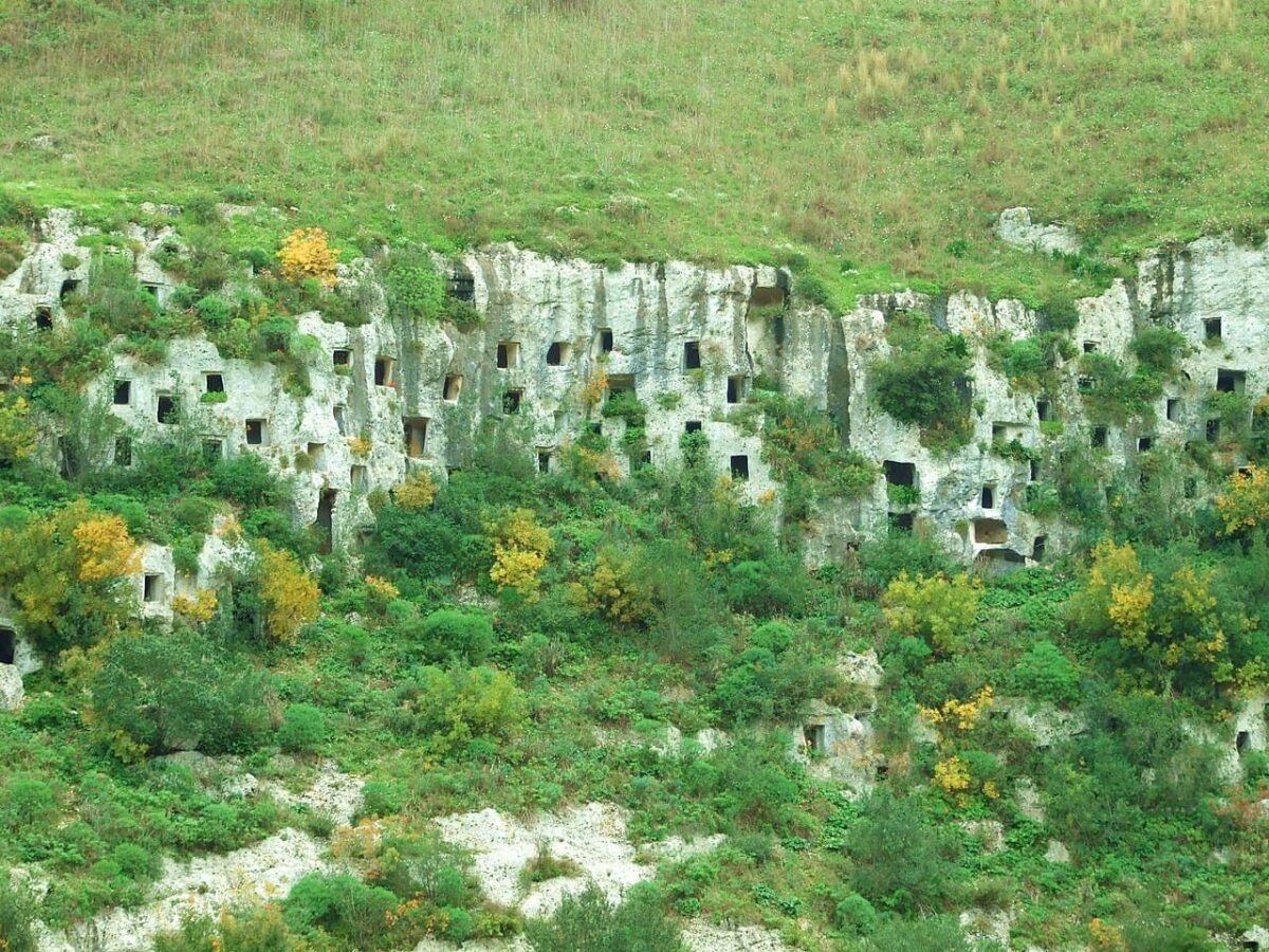 Las imponentes tumbas excavadas en la roca y el palacio del Anaktoron de Pantálica, la conexión micénica de Sicilia