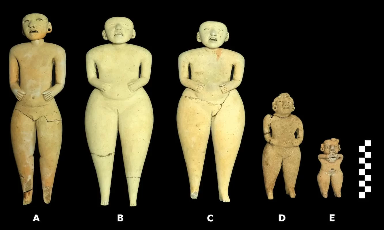 5 figuras de arcilla con expresiones dramáticas encontradas en la cima de una pirámide de El Salvador podrían ser marionetas rituales de 400 a.C.