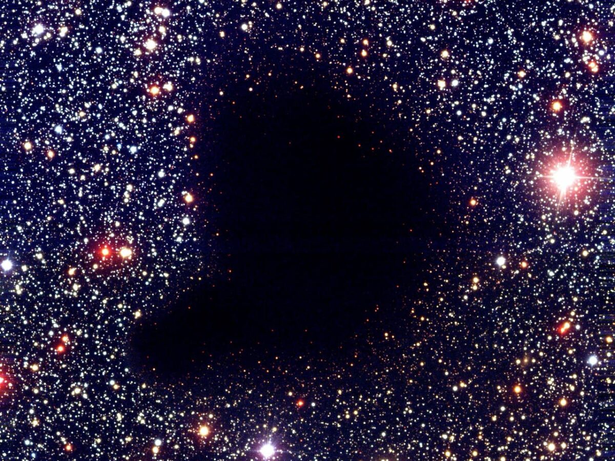 El abismo de Barnard 68, una gran mancha oscura en el firmamento