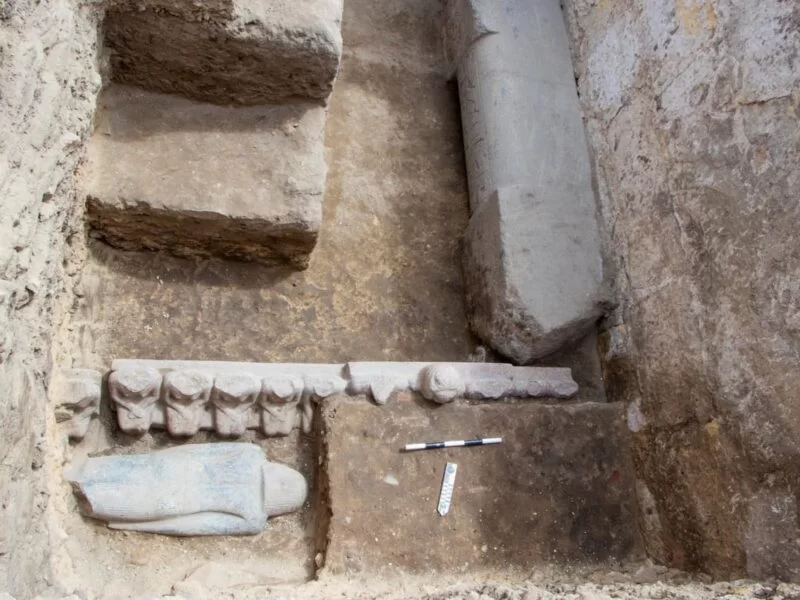 Descubren la tumba del príncipe Useref Ra en Saqqara, con una enorme puerta falsa de granito rosa, la mayor encontrada hasta ahora