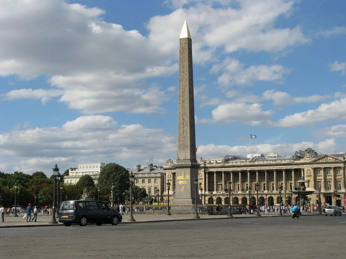 Descubren mensajes secretos del faraón Ramsés II en el obelisco de la Plaza de la Concordia de París
