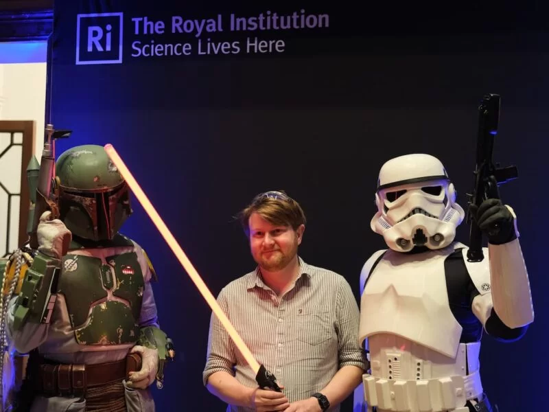 ¿Por qué todos los sables láser de la Tierra serían azules? ¿Realmente podemos congelar a la gente en carbonita? La ciencia detrás de Star Wars