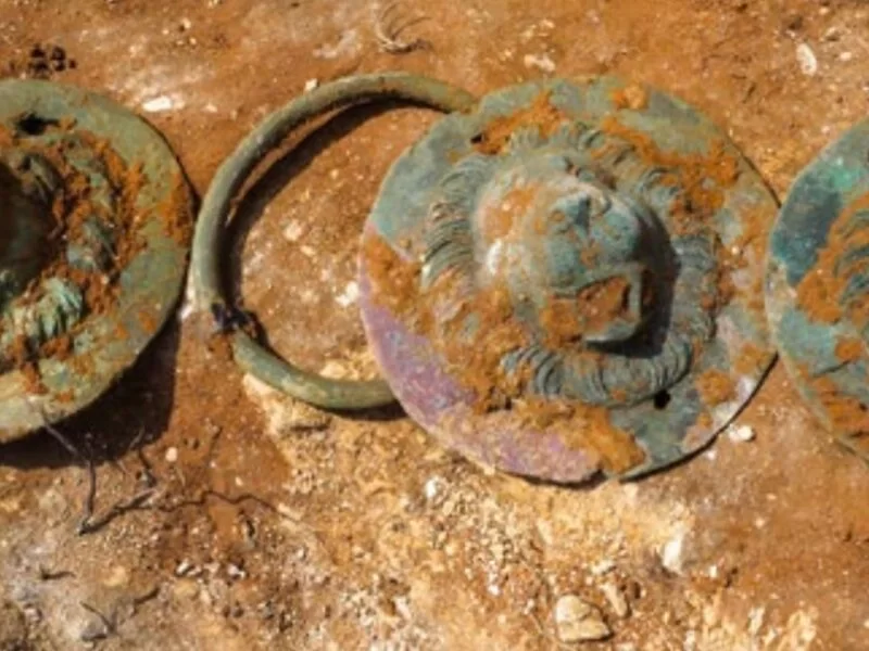 Enigmáticos discos de bronce con cabezas de león encontrados en una tumba romana desconciertan a los arqueólogos