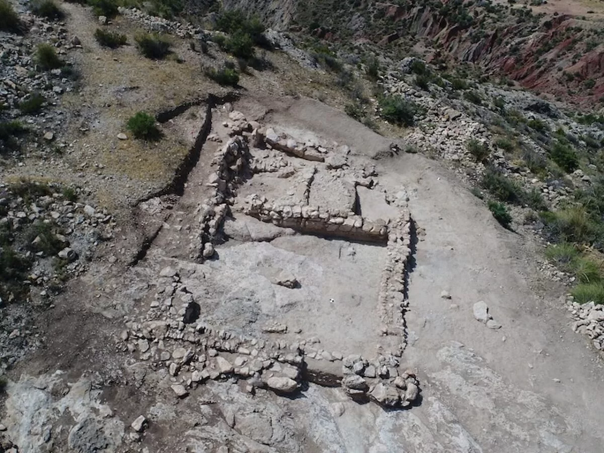 Encuentran raros ornamentos de vidrio de Egipto anteriores a la colonización fenicia en yacimientos de Alicante y Albacete