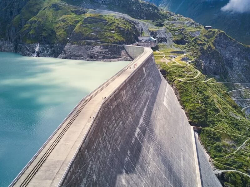 La colosal Grande Dixence, la presa más alta de Europa que retiene el mayor lago alpino sobre los 2000 metros