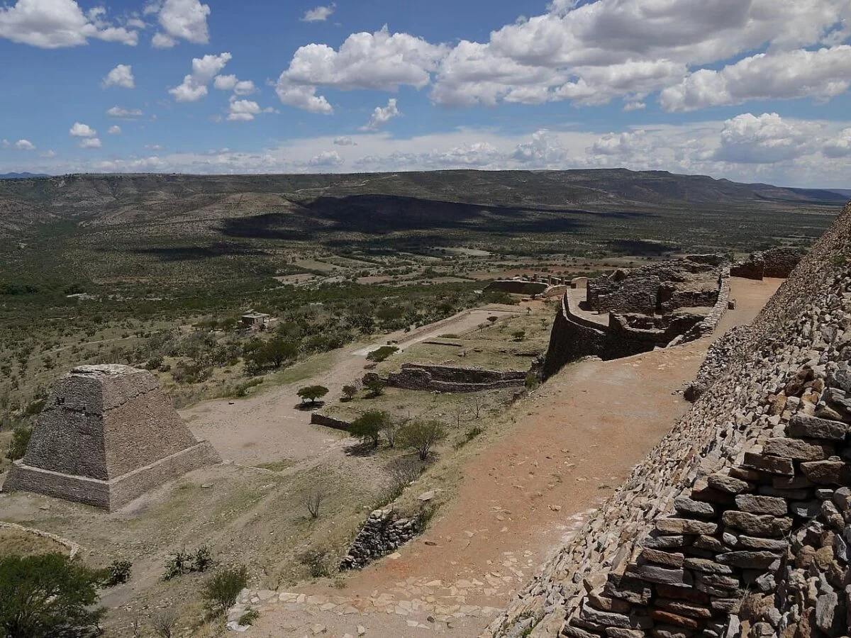 Examinan enigmáticos grandes hoyos de fuego en la gran ciudad ceremonial originaria de los aztecas