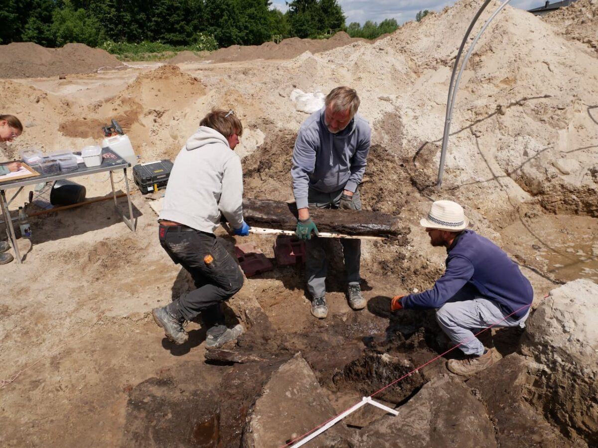 La tumba de un mercenario germánico que sirvió en la legiones romanas y un inusual pozo con vidrio y restos orgánicos, encontrados en Alemania