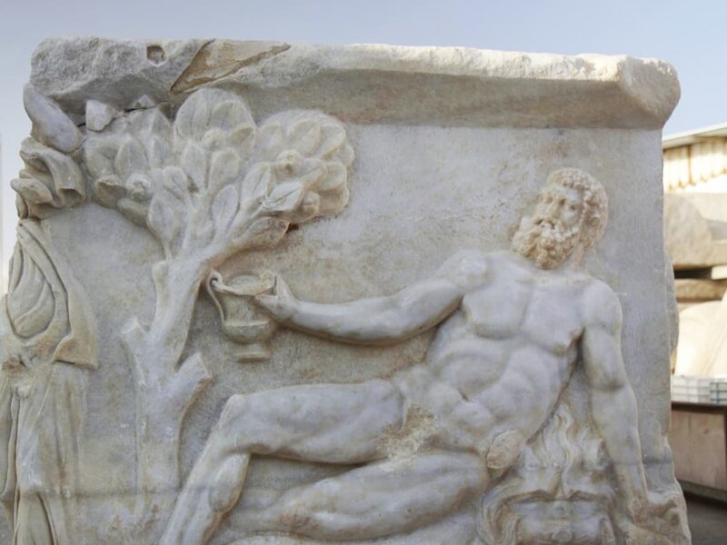 Descubren en Cesarea un sarcófago romano con una escena única: el duelo de bebida entre Hércules y Dioniso