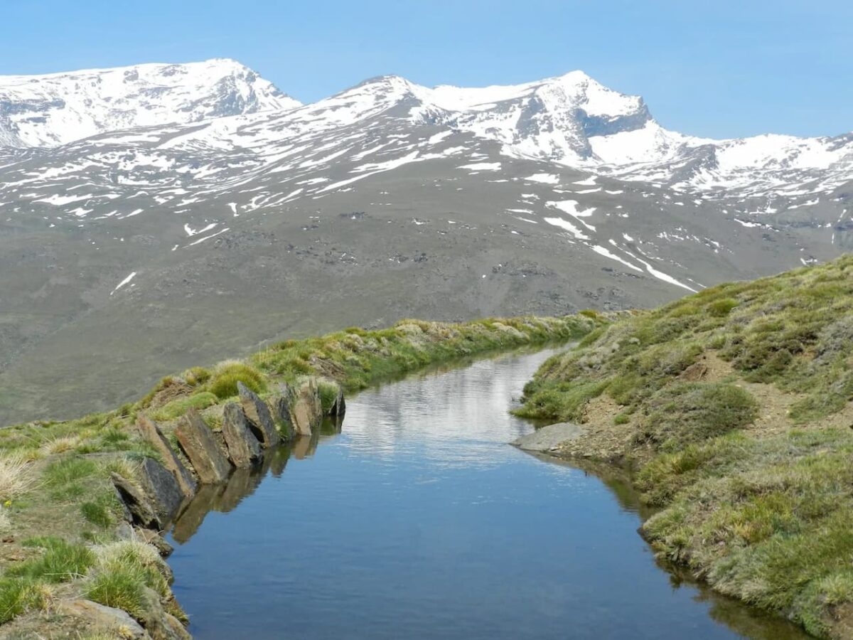 Las acequias romanas de Sierra Nevada todavía siguen incrementando la humedad del suelo hasta 200 metros a su alrededor