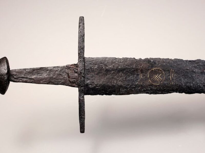 Una excepcional espada medieval encontrada en Utrecht lleva un “nudo infinito” grabado en su hoja