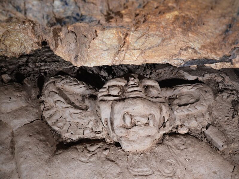 Analizan esculturas de barro sin cocer creadas hace más de mil años en el interior de una cueva en México por una cultura desconocida