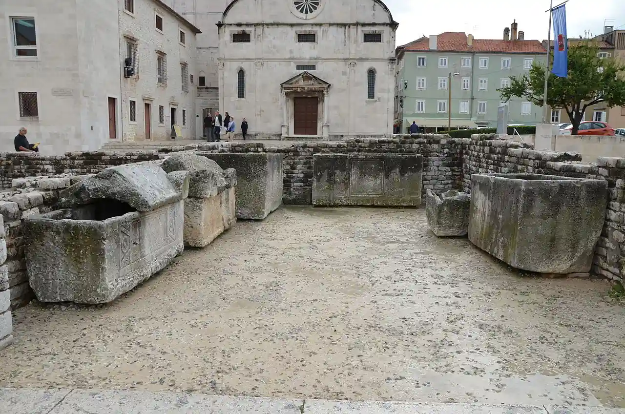 Una gigantesca necrópolis romana bajo el casco urbano de la ciudad croata de Zadar, con más de tres mil tumbas