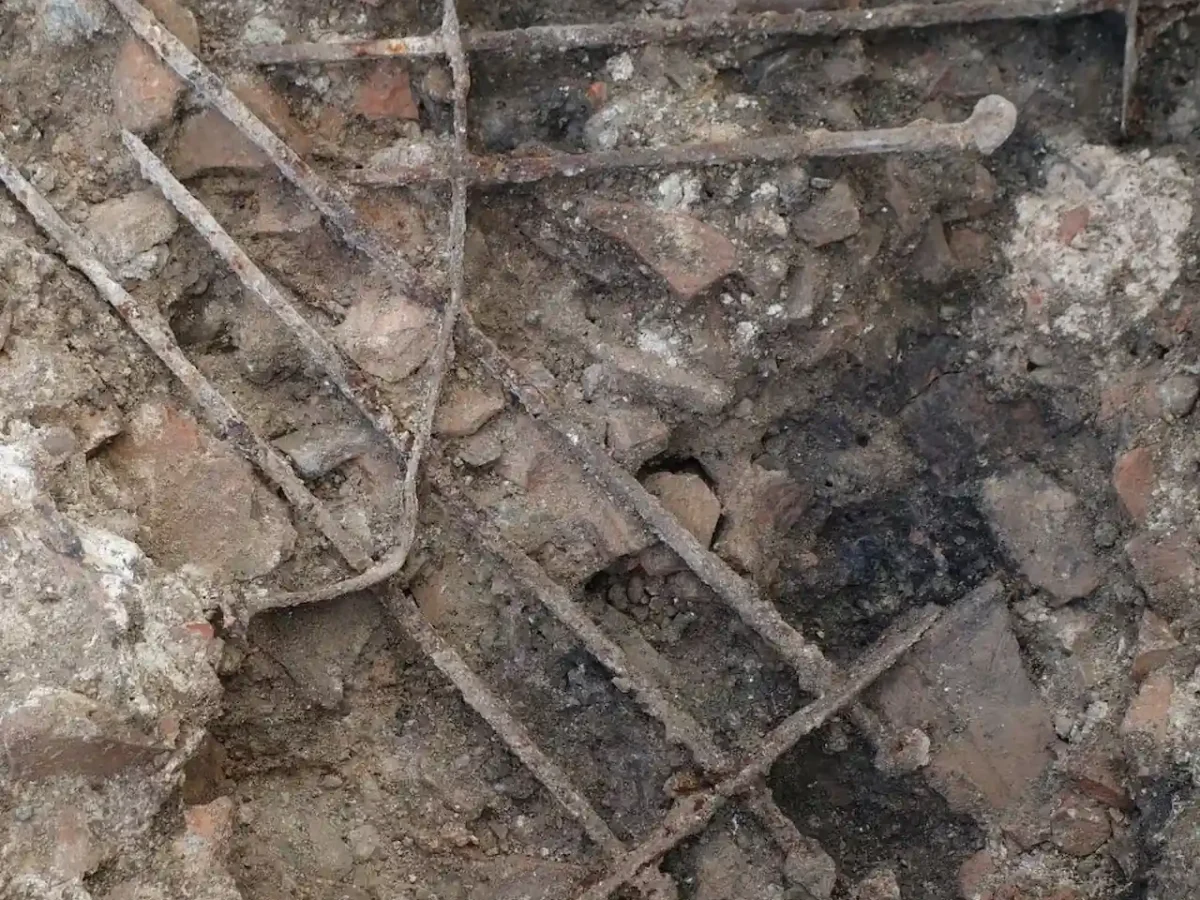Una ventana romana entera con barrotes y clavos descubierta en Augusta Raurica, la colonia más antigua del Rin