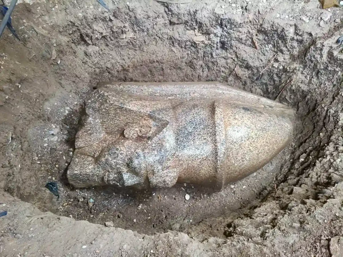 Dos estatuas colosales de Ramsés II aparecen en el pueblo de un templo construido casi 900 años después de su reinado