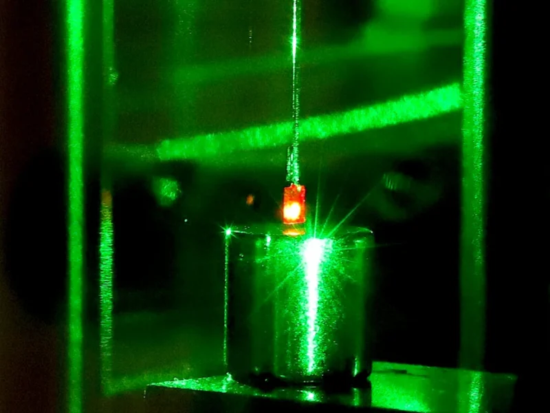 El gato de Schrödinger, un paso más cerca: científicos logran mover un pequeño diamante mediante un efecto cuántico