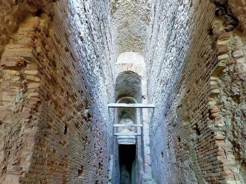 Los romanos excavaron el túnel más largo hasta el siglo XIX: 30.000 hombres, 11 años y una batalla naval con 19.000 condenados organizada por Claudio