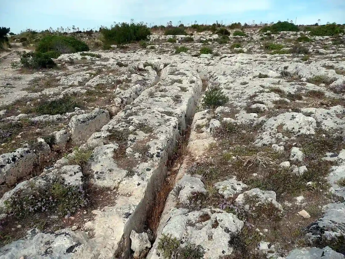 Los casi 50 kilómetros de misteriosos surcos en la roca de Malta podrían no ser prehistóricos: un estudio sugiere que fueron hechos por carros romanos