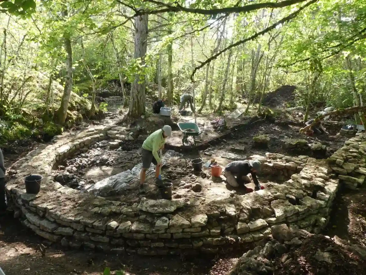 Descubren un gran palacio en lo alto de un monte de Borgoña donde una familia senatorial siguió viviendo “a la romana” a principios de la Edad Media
